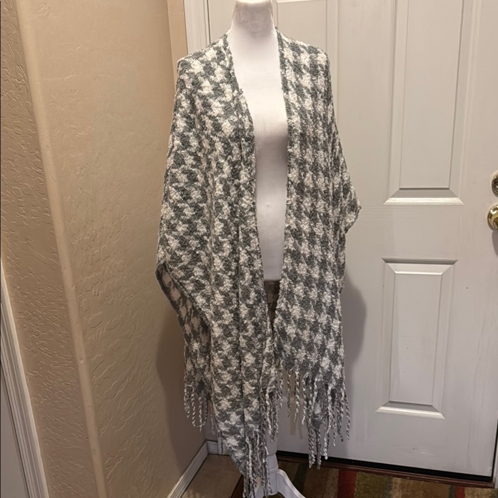 Gray and White Houndstooth Shawl with Fringe